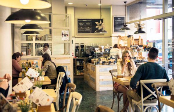 ¿Es rentable el negocio de las cafeterías en Uganda?