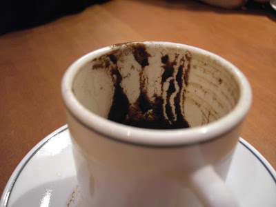 ¿Los posos de café viejos funcionan como fertilizante?