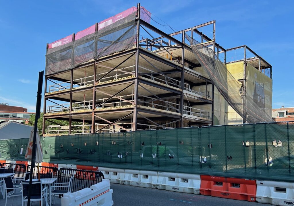 Entradas y salidas de negocios: 3000 M, The Poppy, Coffee Republic