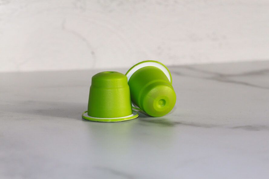 Las cápsulas de café a base de plantas se pueden compostar en su patio trasero