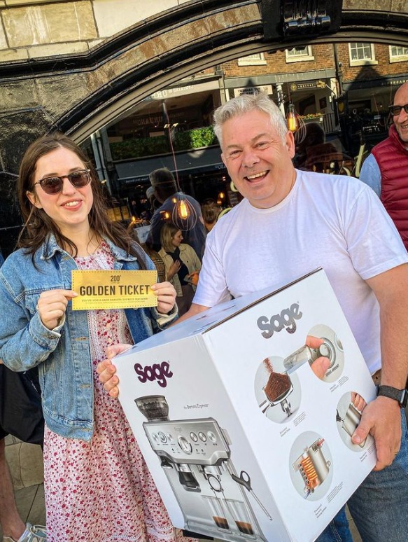 Las colas se extienden calle abajo para la nueva cafetería Chester