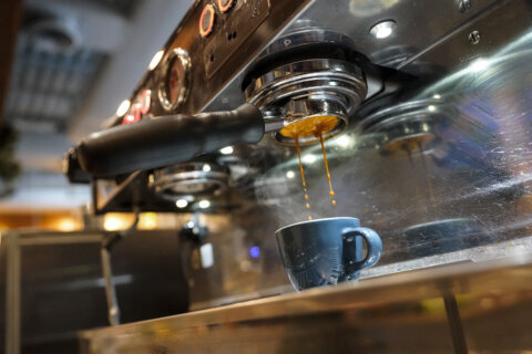 Por qué el café de ayer puede cansarte hoy